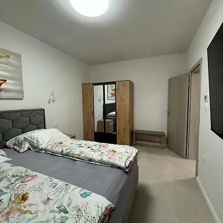 Lux 3* Split